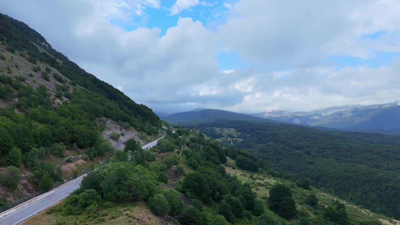 令人惊叹的山景与郁郁葱葱的绿树和黄昏伸展的天空视频素材