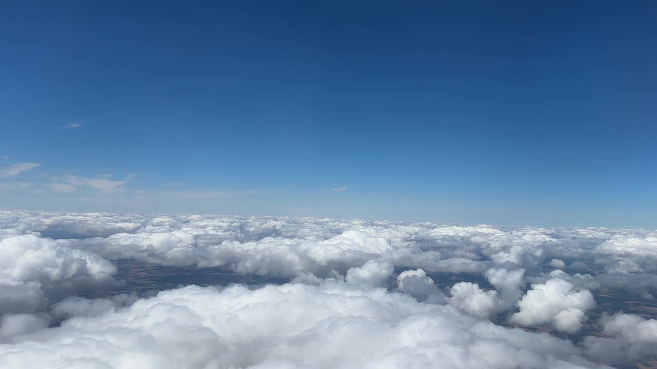 白色积云在清澈的蓝天背景特写，多云的天空背景，蓬松的云纹理，美丽的阳光云景天堂，臭氧层插图，风景多云天气视频下载