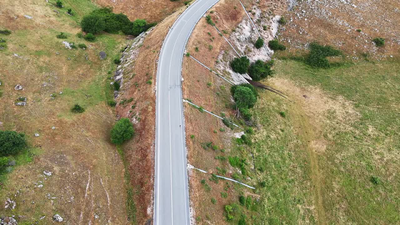 探索宁静的山路在夏天与青翠的小山和弯曲的路径视频素材