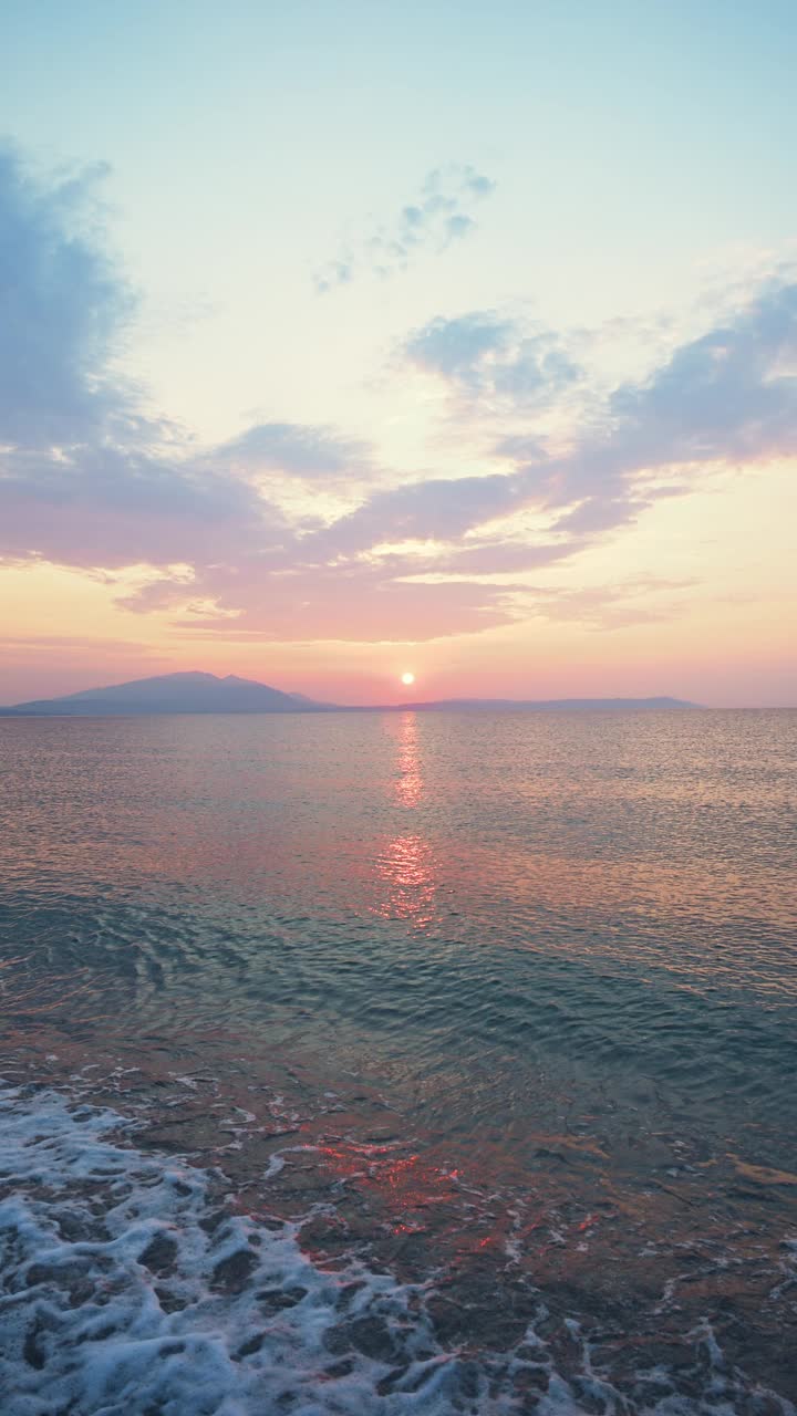 夏季日出时爱琴海海滩上海浪飞溅的慢动作，120帧/秒拍摄，垂直视频视频下载