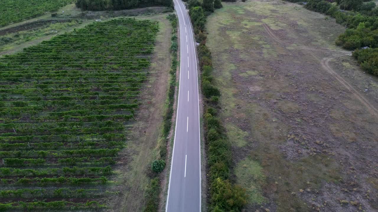 空中黄昏道路场景:汽车在一条直线上超车视频下载