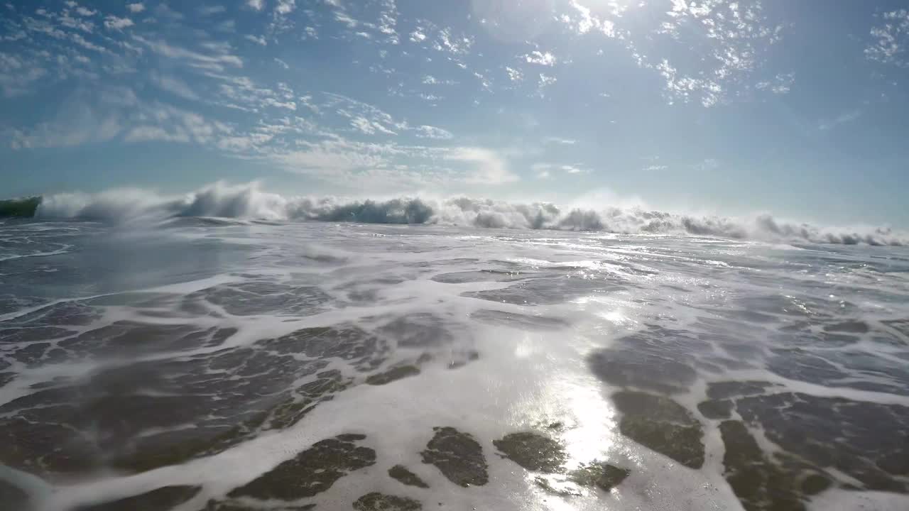 海浪在海洋中撞击相机的低角度视角视频素材