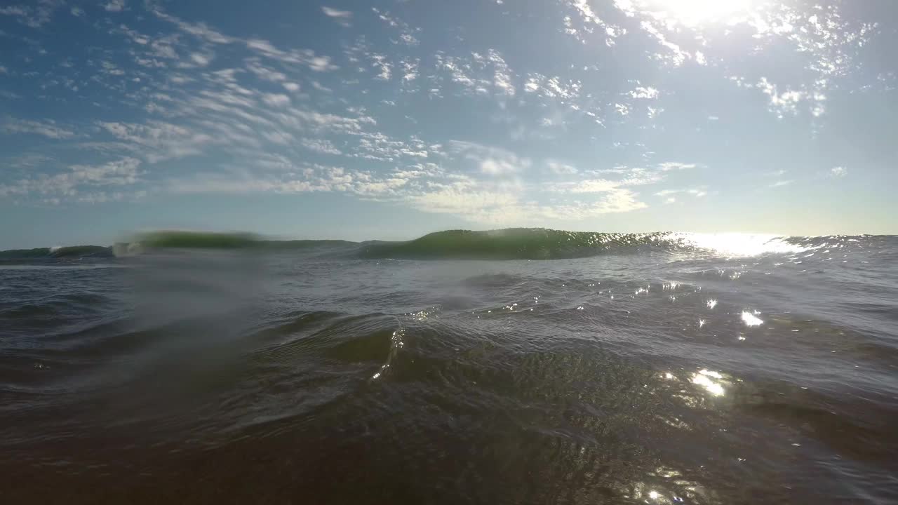 海浪击中相机的视角视频素材