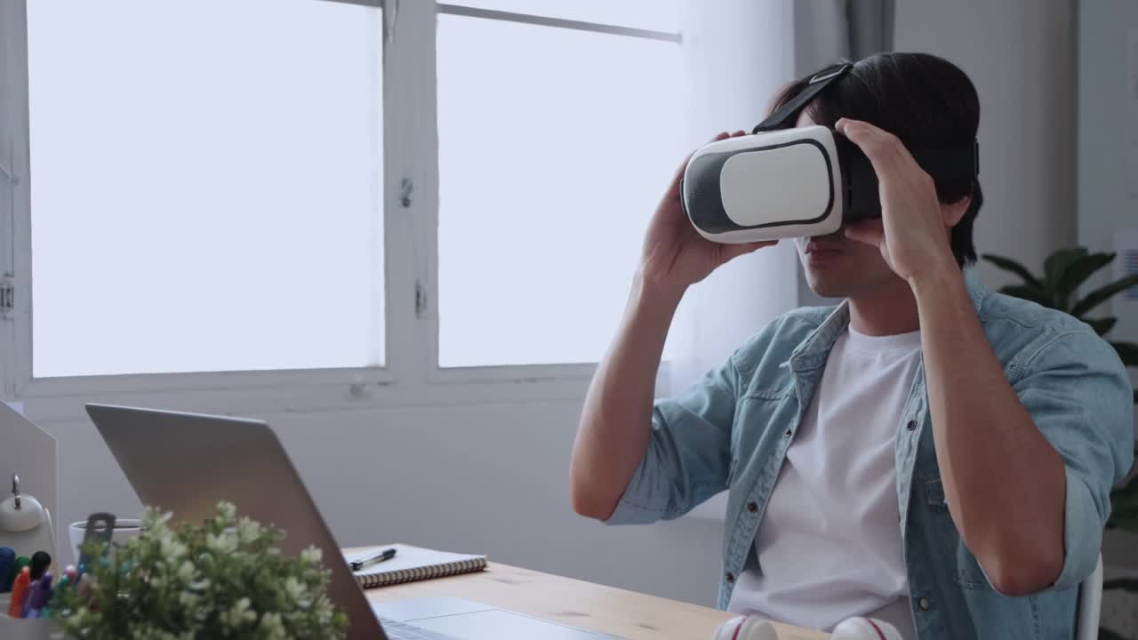 人工智能学习和VR虚拟现实概念的人使用VR虚拟现实头显工作视频素材