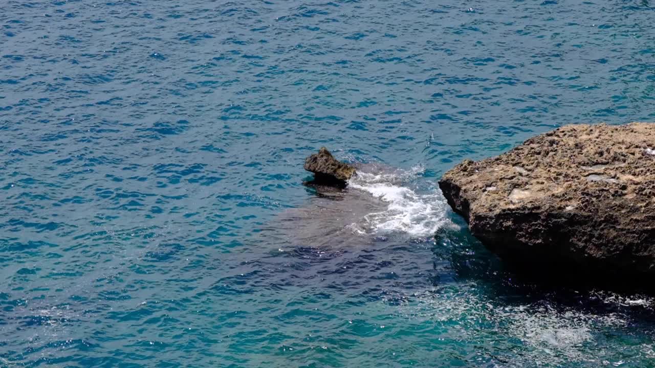 海浪冲击着岩石视频下载