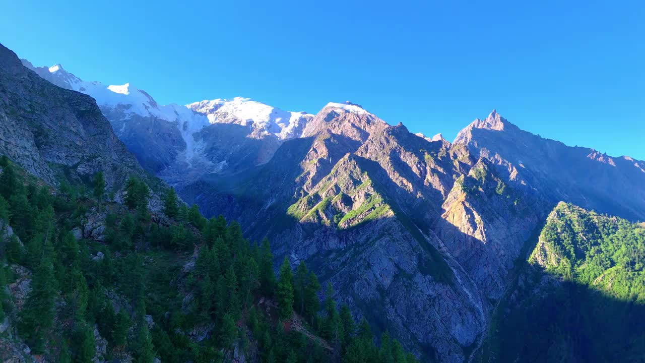 阳光照耀山谷景观视频视频素材