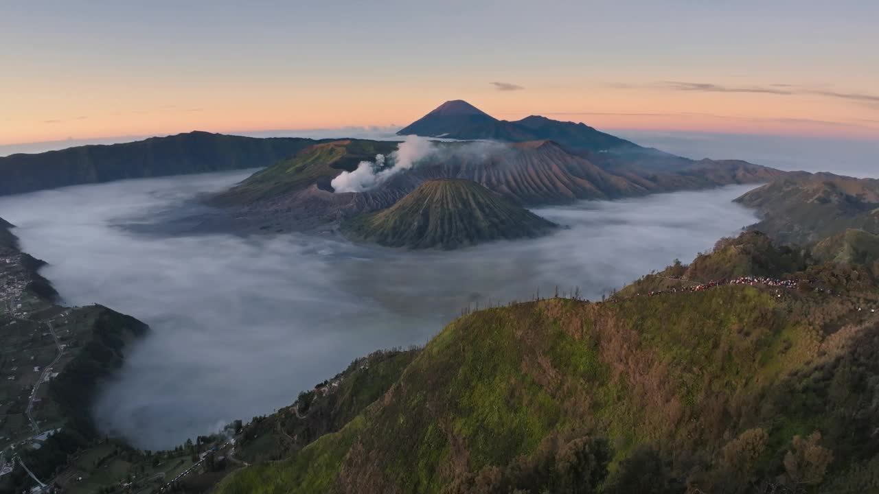 鸟瞰图无人机飞到Bromo火山，东爪哇，印度尼西亚视频下载