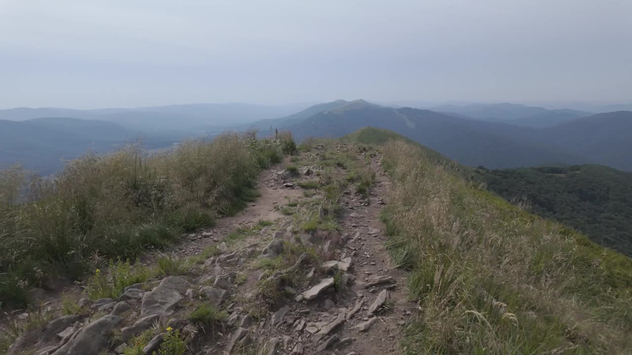 波兰比耶什查迪山上的“波洛尼娜卡林斯卡”徒步小径。喀尔巴阡山脉的一部分。视频下载