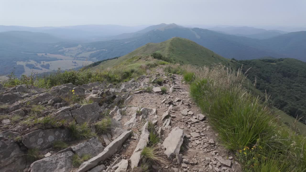 波兰比耶什查迪山上的“波洛尼娜卡林斯卡”徒步小径。喀尔巴阡山脉的一部分。视频下载