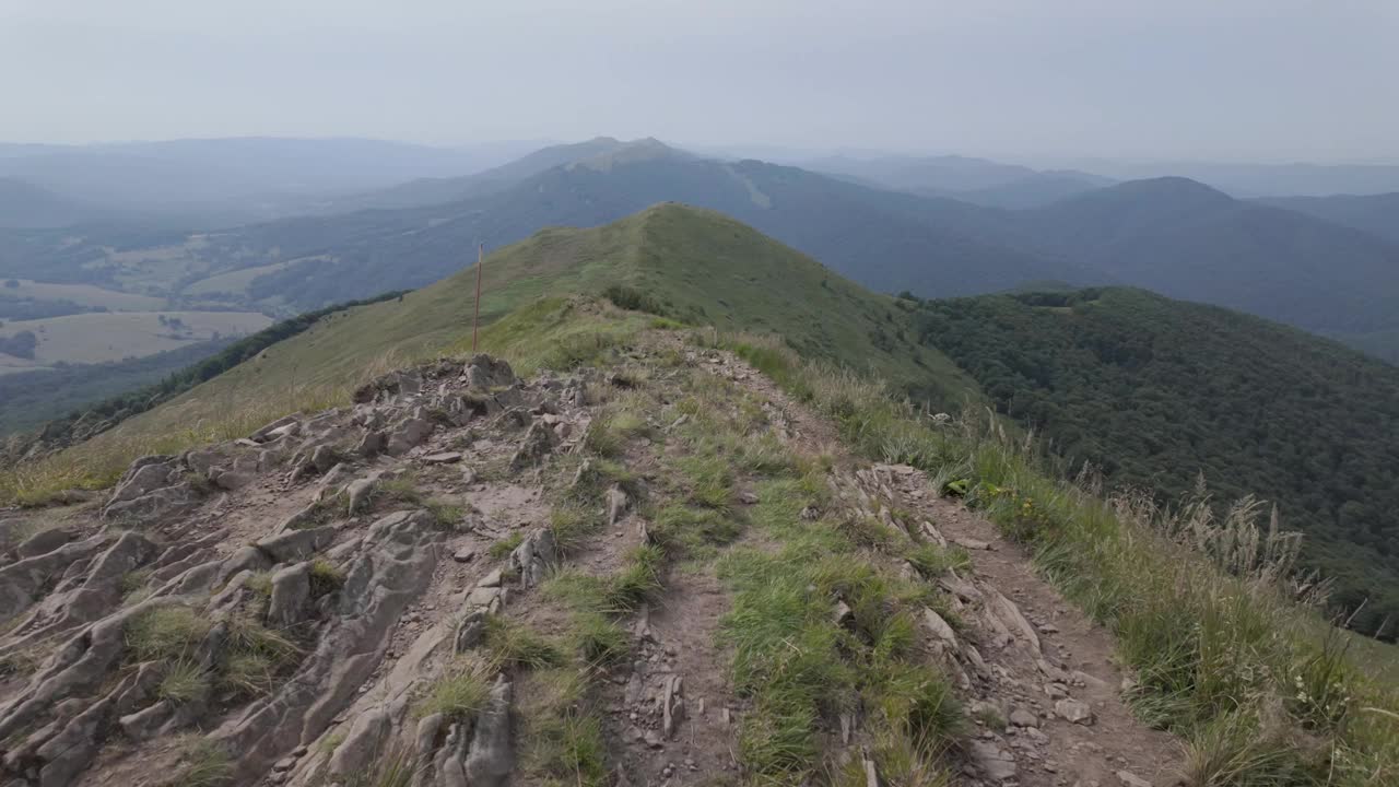 波兰比耶什查迪山上的“波洛尼娜卡林斯卡”徒步小径。喀尔巴阡山脉的一部分。视频下载