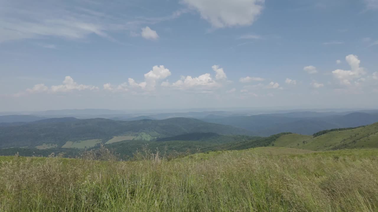 波兰比耶什查迪山上的“波洛尼娜卡林斯卡”徒步小径。喀尔巴阡山脉的一部分。视频下载