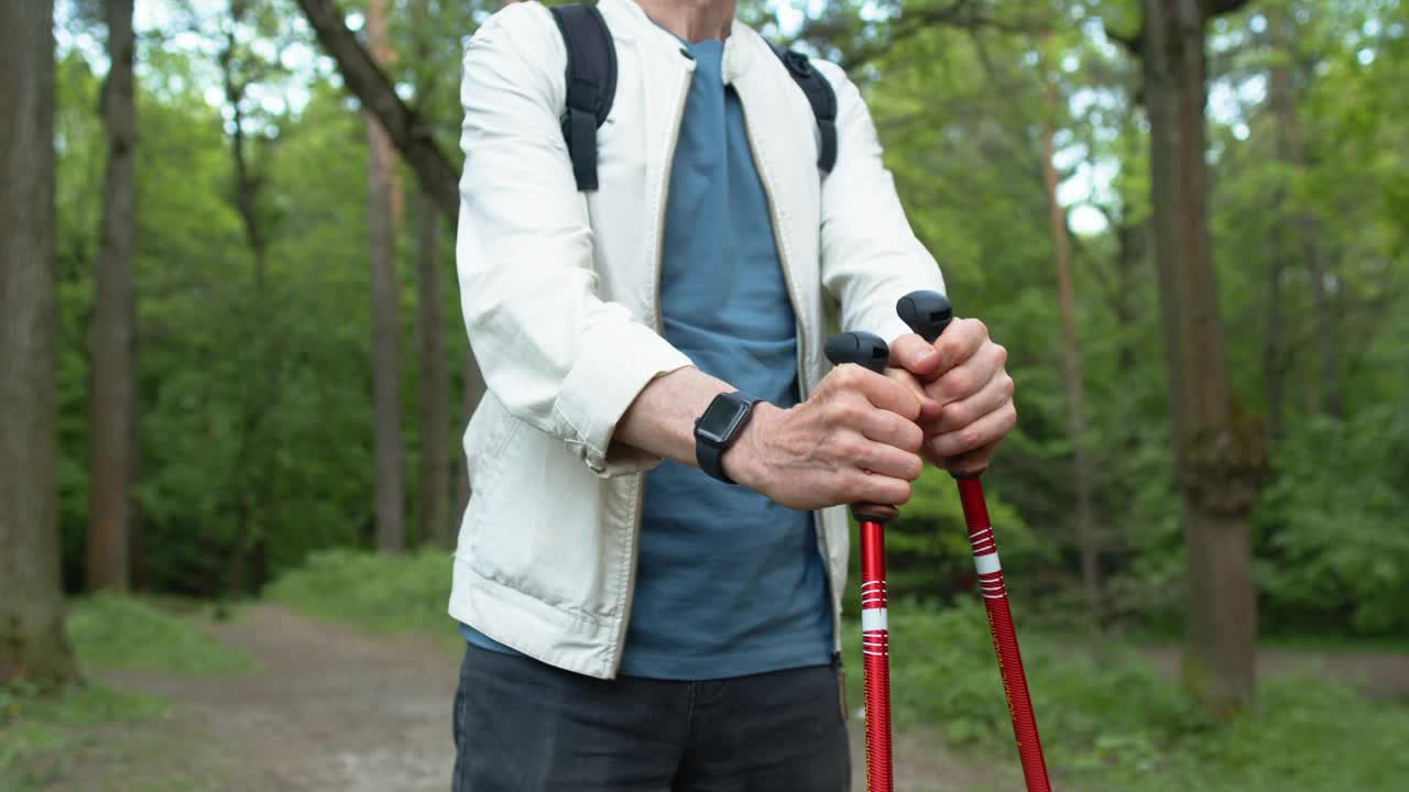 老人在森林里徒步旅行视频素材