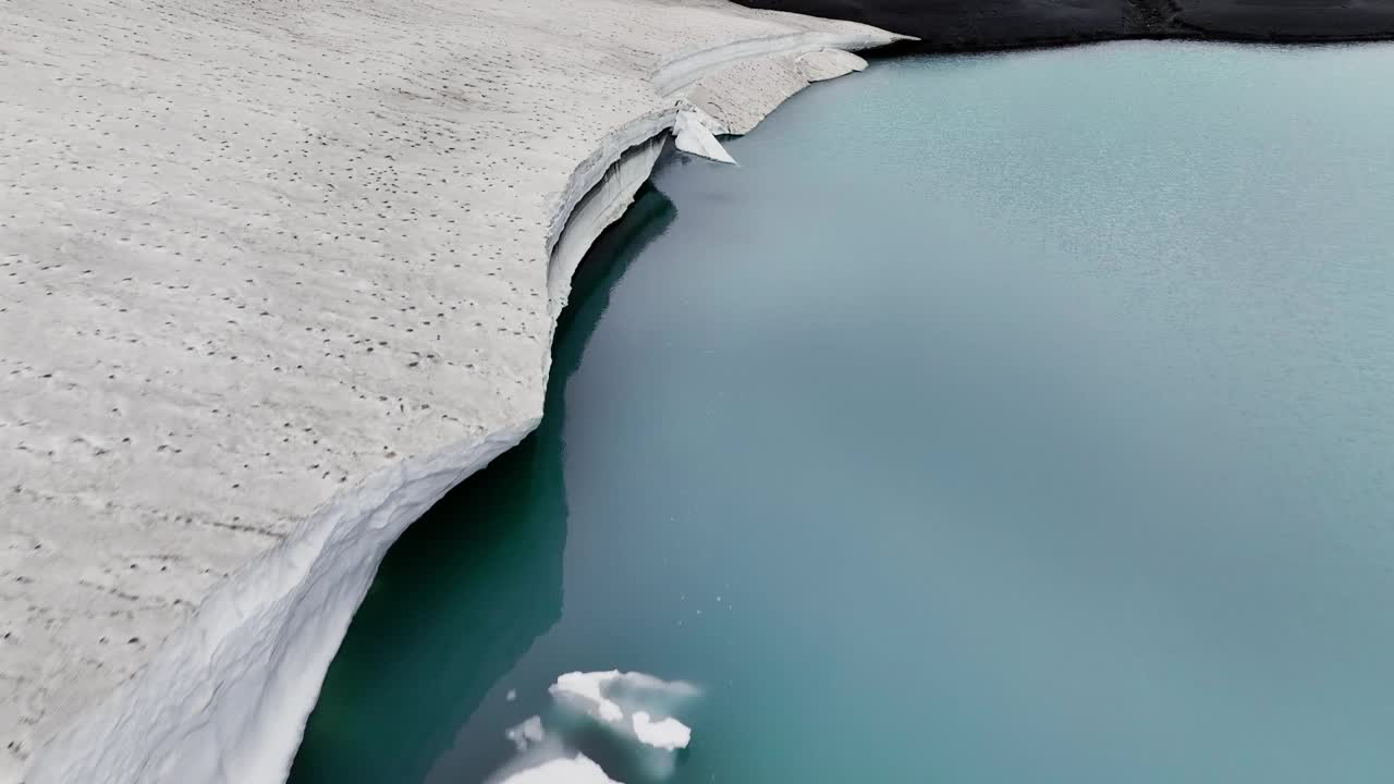 冰川碎片或冰川附近水中的压缩雪。全球变暖结果的鸟瞰图。青绿色的冰川水和冰川碎片视频素材