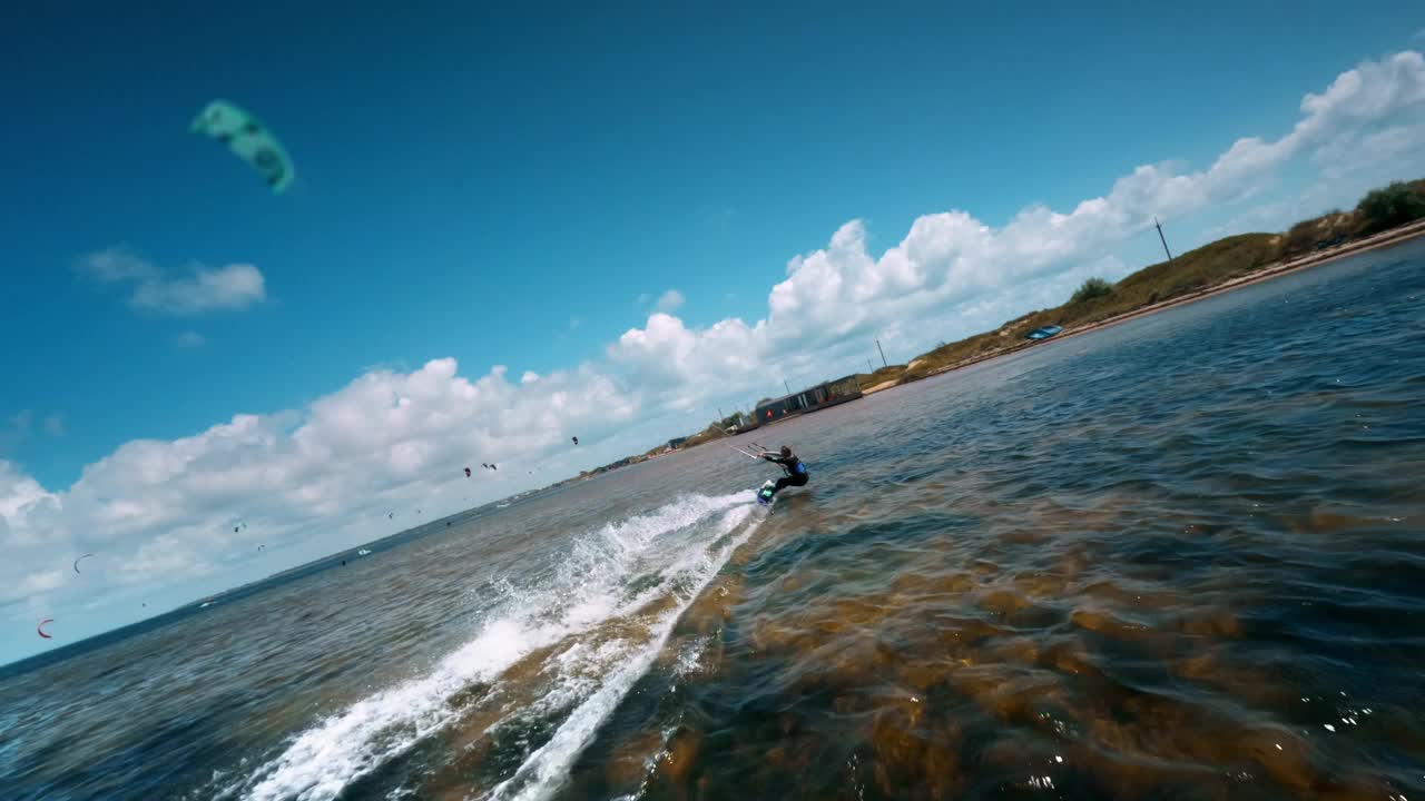 Kiteboarding。乐趣在大海或海湾，极限运动风筝冲浪。从运动相机的角度来看，飞在女运动员身后视频素材