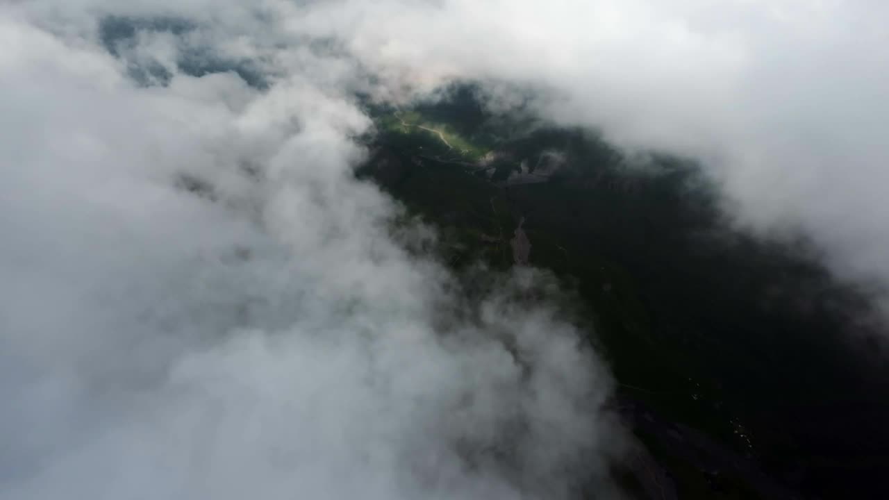 第一人称的观点。从空中透过云层从山区坠落。从天堂坠落视频下载