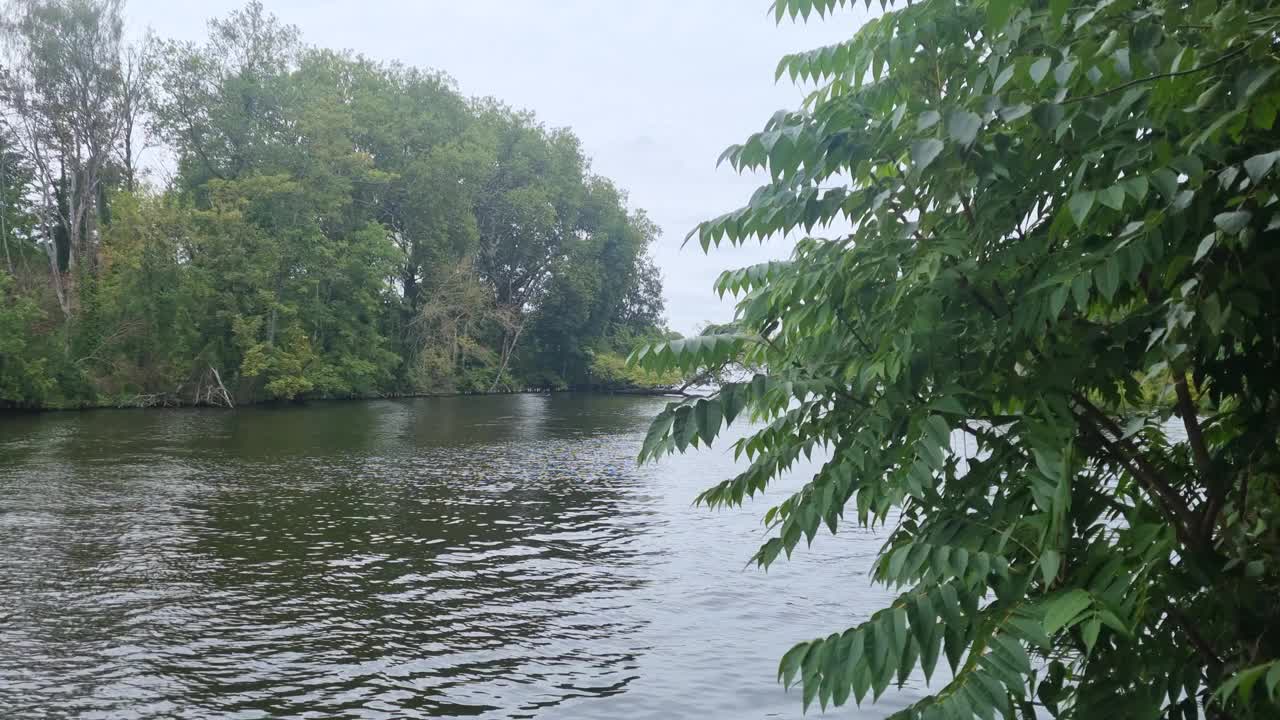 空中湖与山的背景视频下载