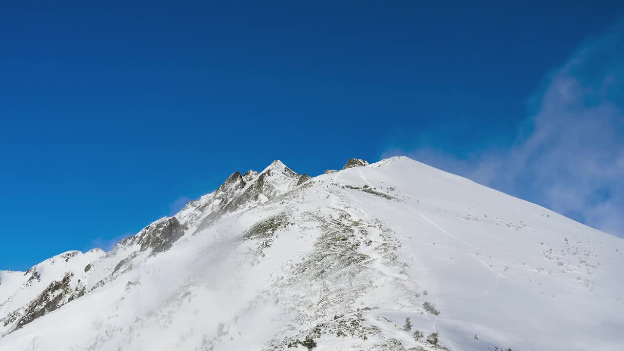 笼罩在薄雾中的西高山(延时拍摄)视频下载