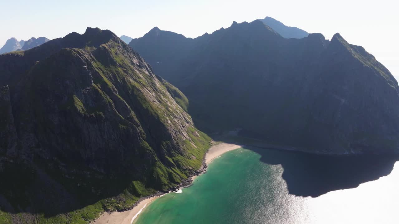 从Kvalvika海滩，Ryten山顶空中撤退。挪威无人机拍摄视频素材