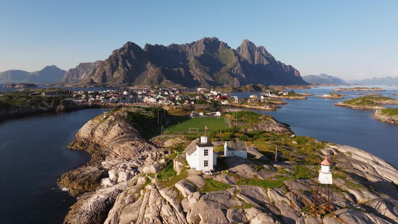 空中回拉显示海景边的风景别墅。Henningsvaer,挪威。罗弗敦群岛视频素材