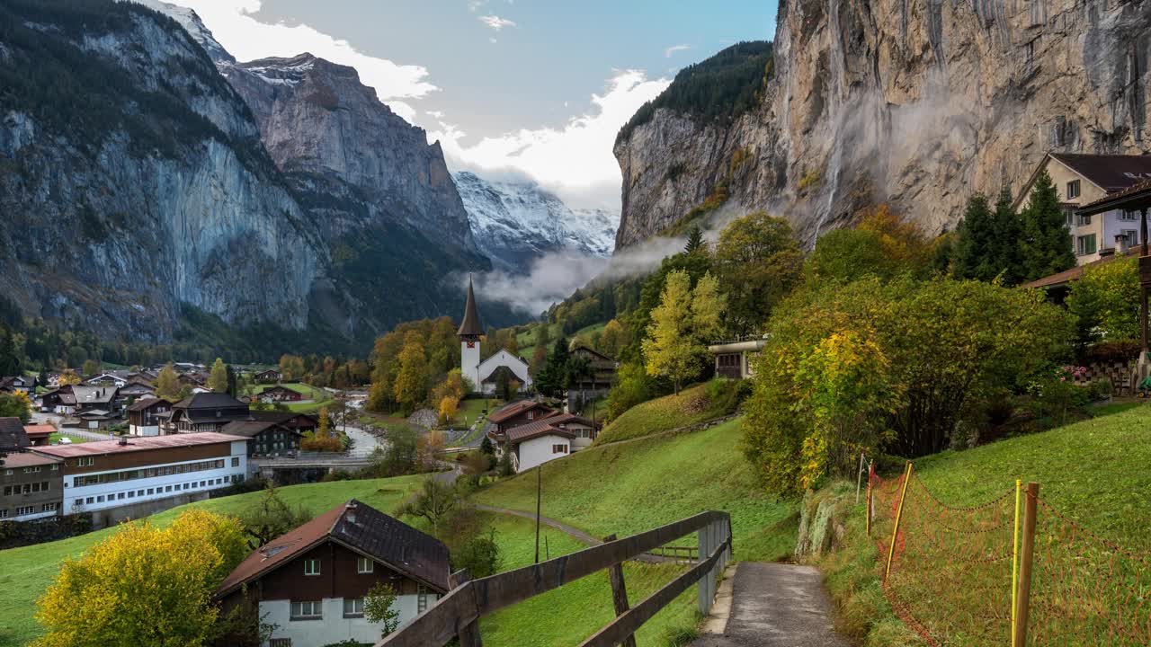 Lauterbrunnen瑞士在秋天的村庄山谷时间拍摄视频素材