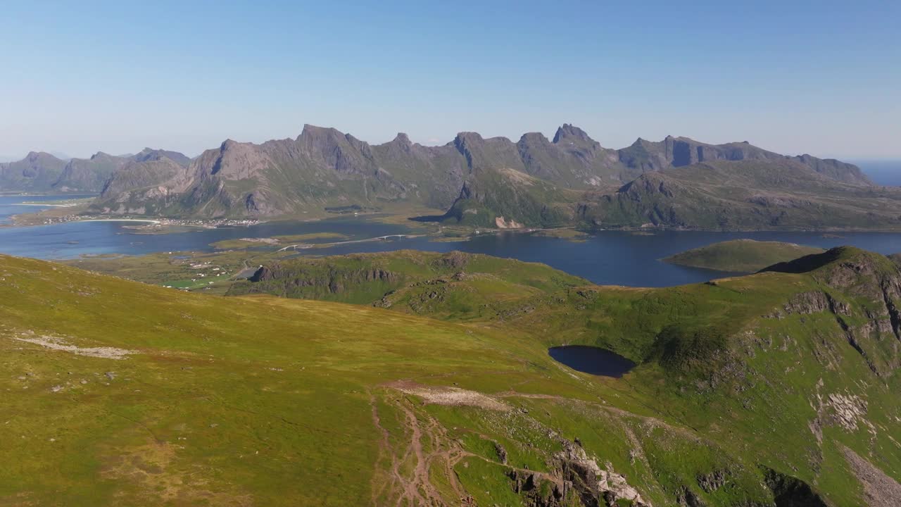 鸟瞰挪威罗弗敦郁郁葱葱的绿色黄山。夏天。水视频素材