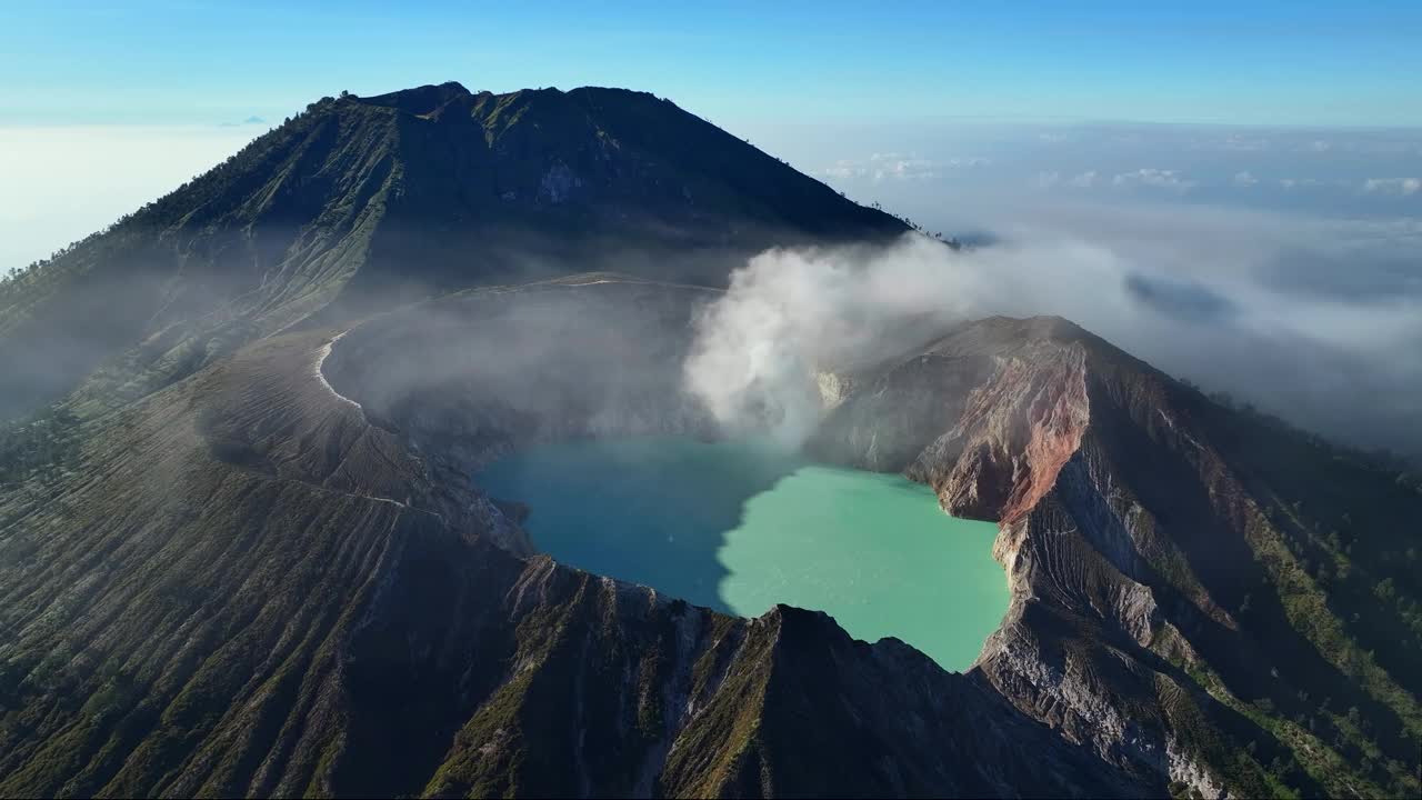 鸟瞰图从卡瓦伊真火山口，硫磺开采活火山，爪哇，印度尼西亚视频下载