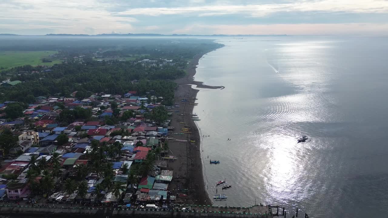 杂乱的住宅社区沿着绵延的白色沙滩地带。无人机空中视频下载