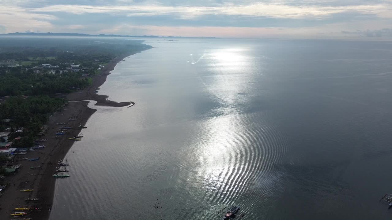 杂乱的住宅社区沿着绵延的白色沙滩地带。无人机空中视频下载