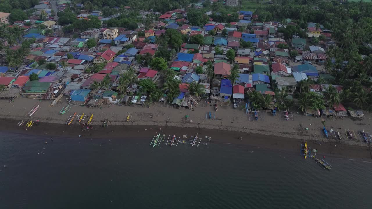 杂乱的住宅社区沿着绵延的白色沙滩地带。无人机空中视频下载