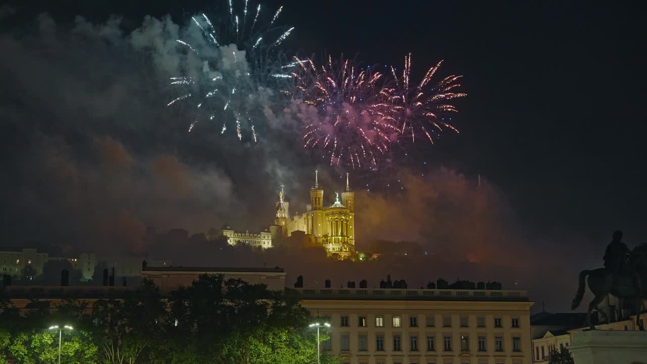 法国巴士底日庆祝活动。法国的主要节日。天空中有烟花。里昂市中心主要地点贝勒库尔广场的夜间拍摄。法国著名的旅游胜地视频素材