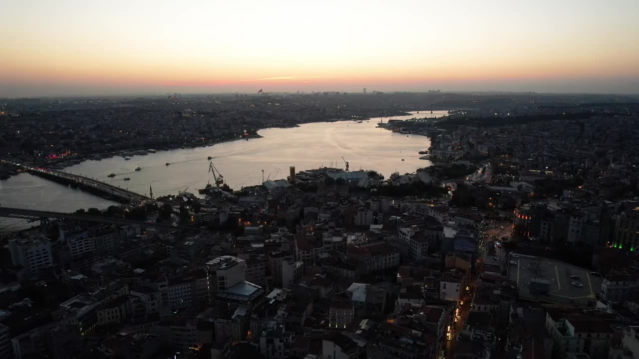 夜间伊斯坦布尔加拉塔的鸟瞰图视频素材