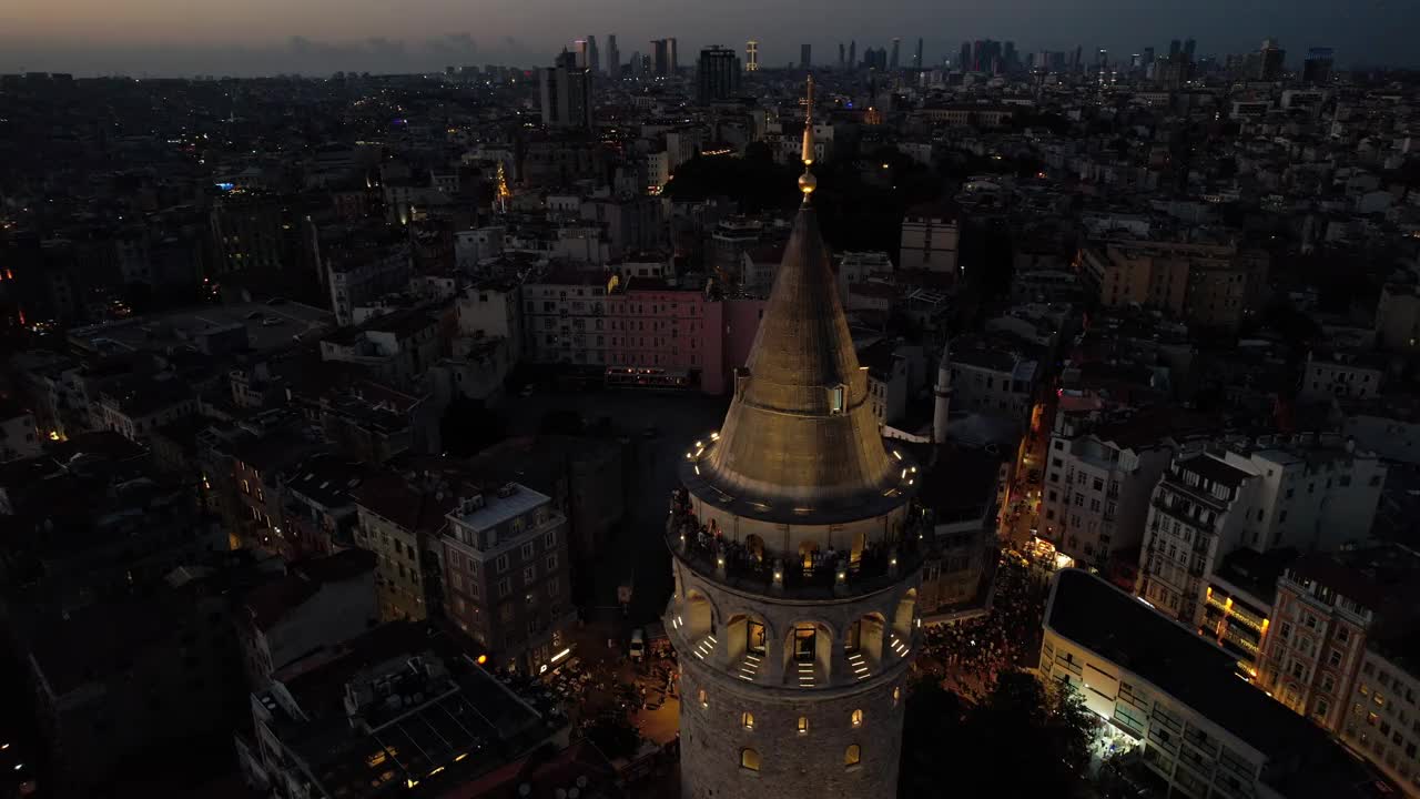 夜间伊斯坦布尔加拉塔的鸟瞰图视频下载