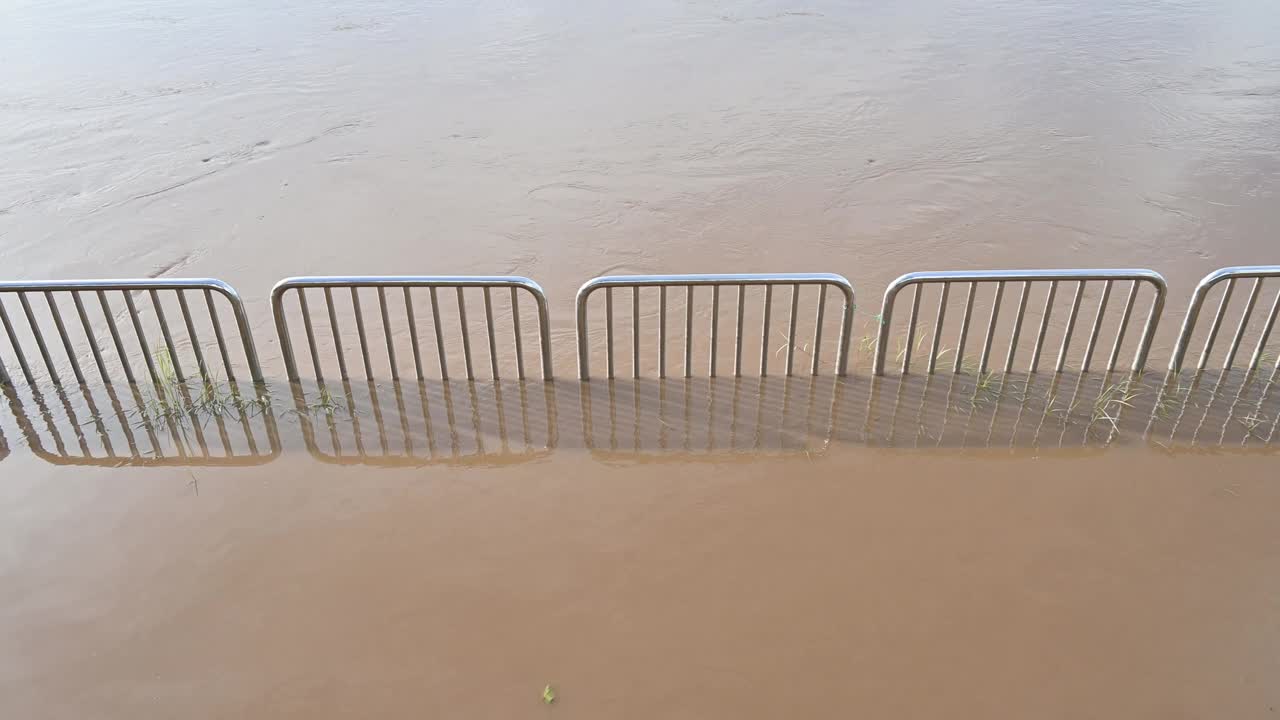 泰国清莱省湄Kok河在雨季期间淹没了人行道。视频下载