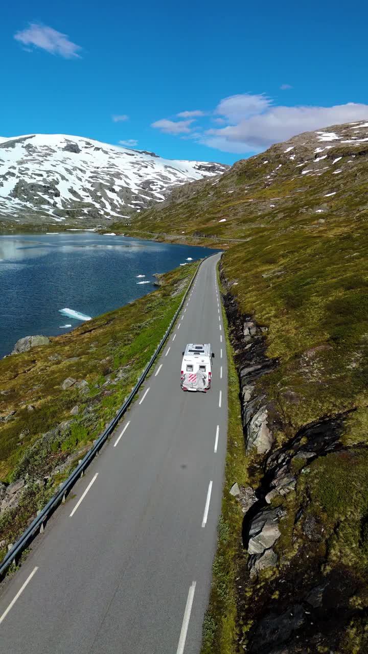 探索沿着挪威戏剧性的峡湾的风景驾驶一个独特的国家旅游路线体验视频下载