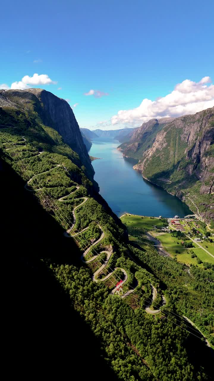 体验令人惊叹的吕瑟峡湾路与挪威峡湾自然的壮丽景色视频素材