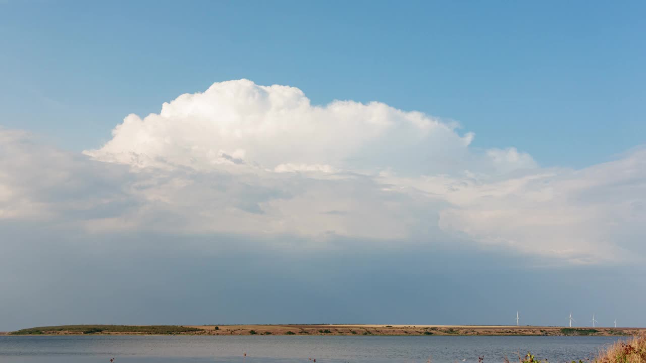 日落时河口水域上空风暴云的移动。阴天夏雨景观。运动云和全球变暖概念。雷暴天气下的自然环境视频下载