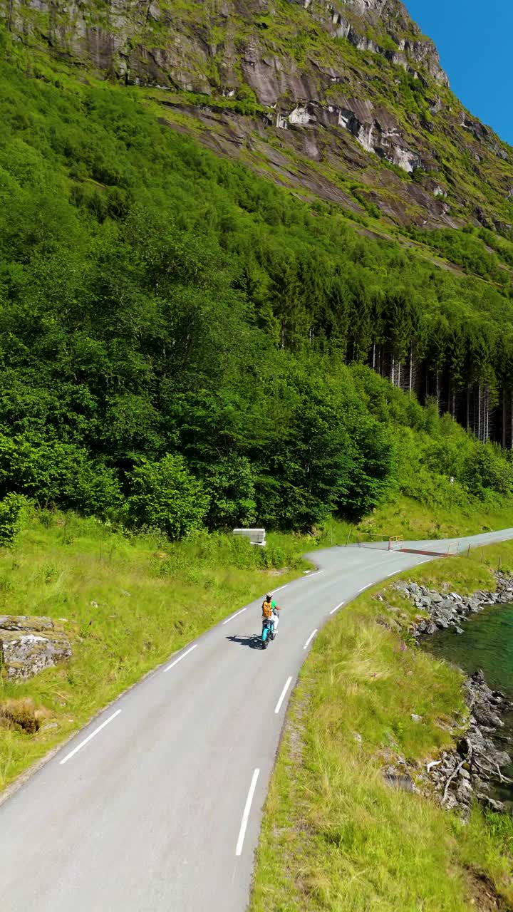 在宁静的公路之旅中骑自行车，穿越挪威壮观而令人惊叹的风景视频下载