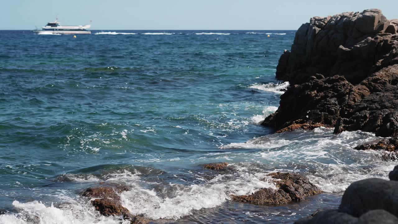 体验海洋的美丽海浪，岩石，和宁静的船视频下载