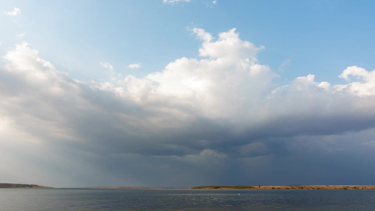 日落时河口水域上空风暴云的移动。阴天夏雨景观。运动云和全球变暖概念。雷暴天气下的自然环境视频素材