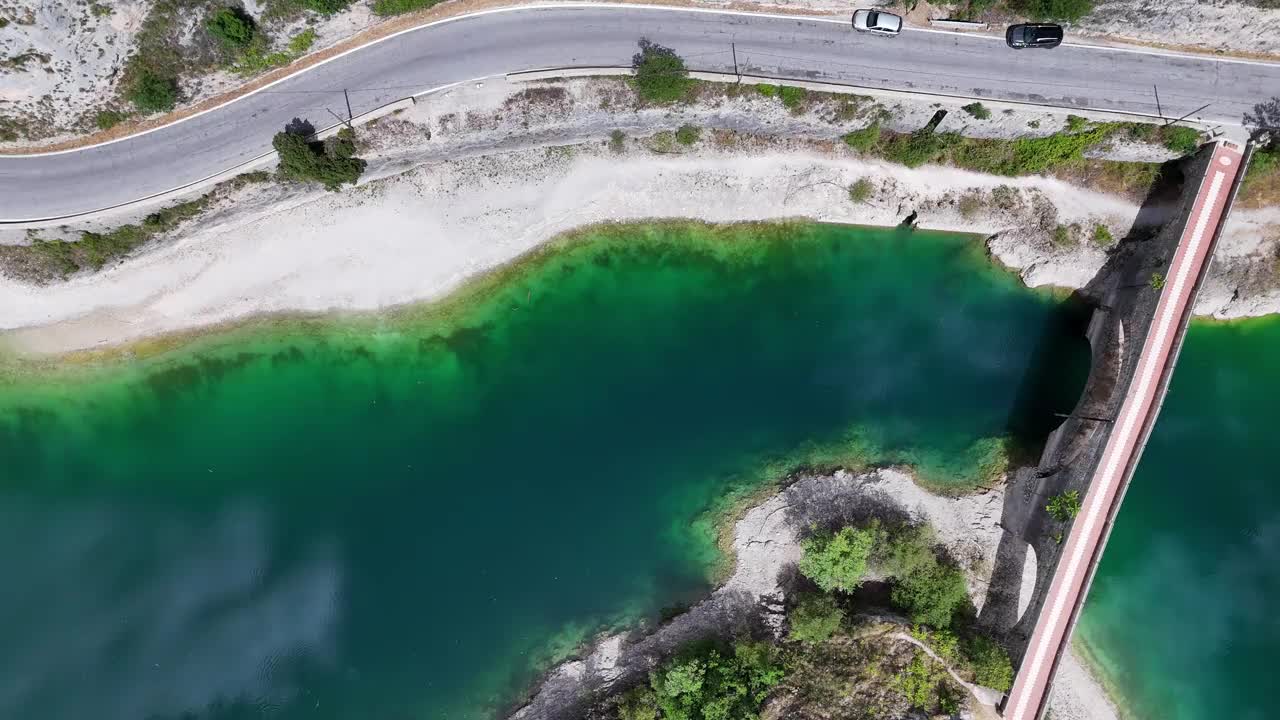 意大利阿布鲁佐拉奎拉省圣多梅尼科湖比利亚拉戈湖的4K无人机镜头视频下载