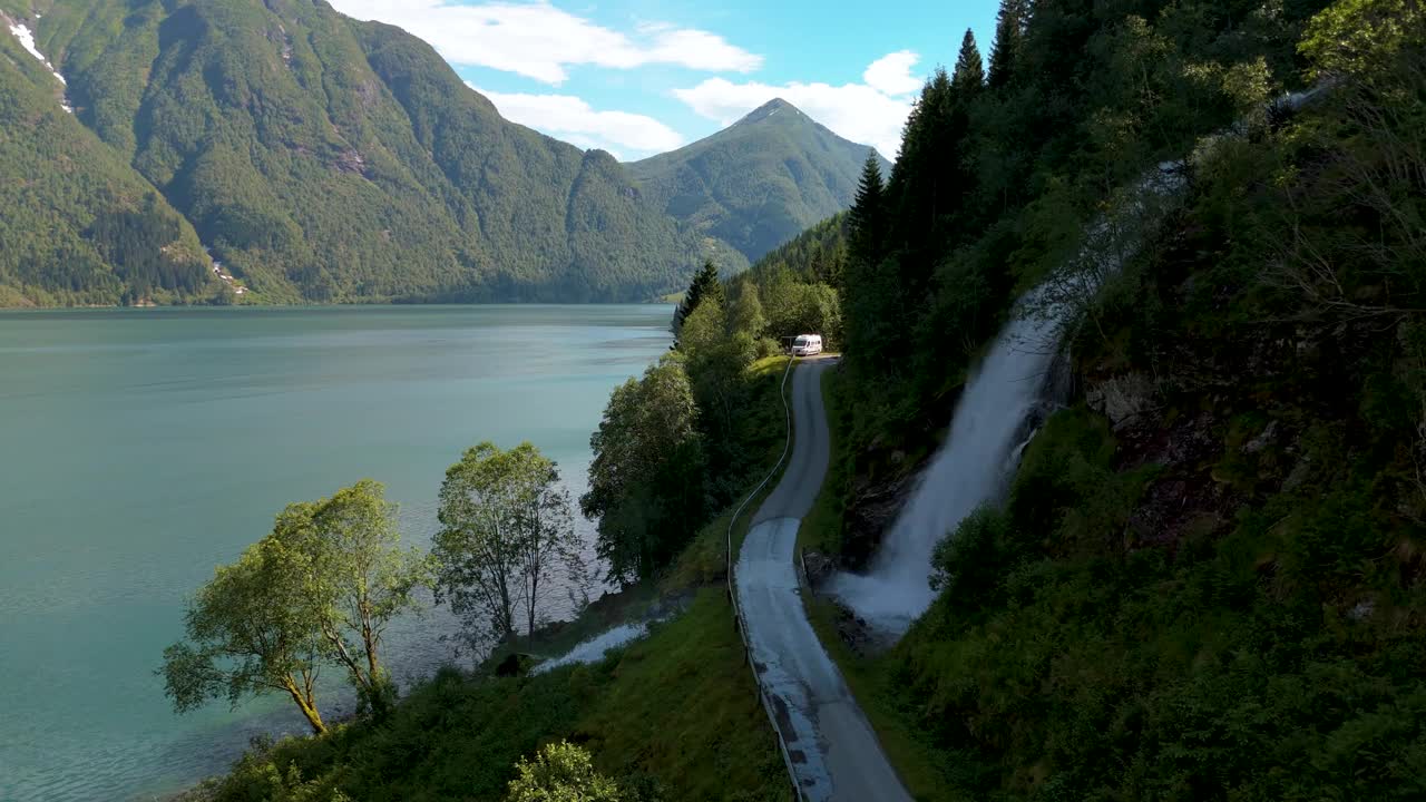 体验宁静美丽的挪威峡湾路附近的fjerlands峡湾挪威视频素材