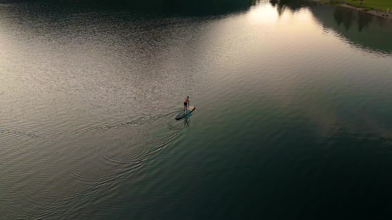 体验Plansee湖上冲浪的宁静之美，位于蒂罗尔，奥地利黄昏时分视频下载