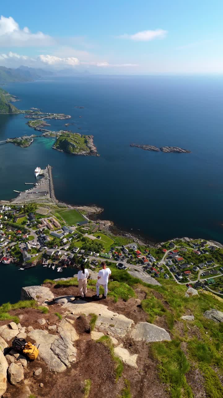 从莱因布林根山俯瞰风景如画的莱因村，挪威的壮丽景色视频素材