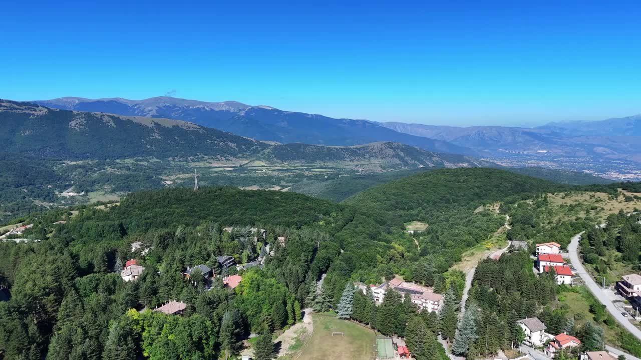 蔚蓝的天空下，郁郁葱葱的绿色山谷环绕着古雅的山村，令人叹为观止视频素材