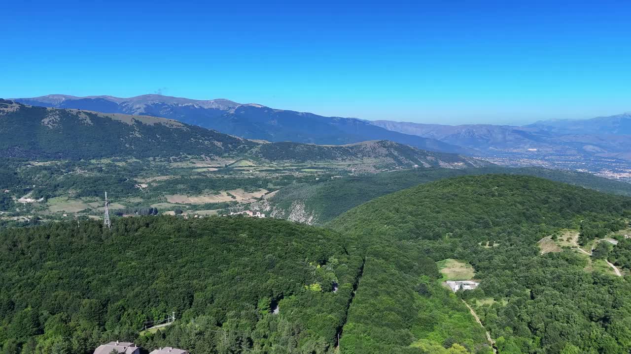 蔚蓝的天空下，郁郁葱葱的绿色山谷环绕着古雅的山村，令人叹为观止视频素材