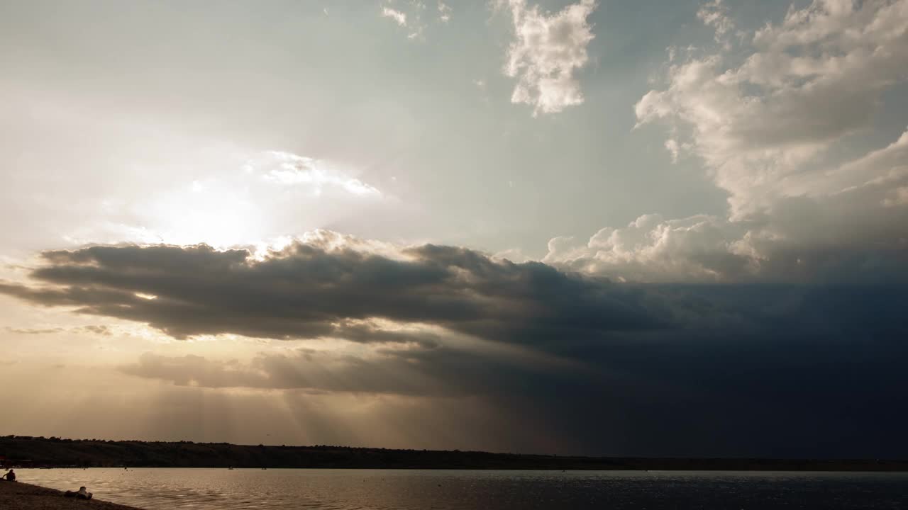 日落时河口水域上空风暴云的移动。阴天夏雨景观。运动云和全球变暖概念。雷暴天气下的自然环境视频下载