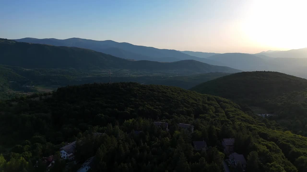 黄昏黄金时刻天空下令人惊叹的山景全景视频素材