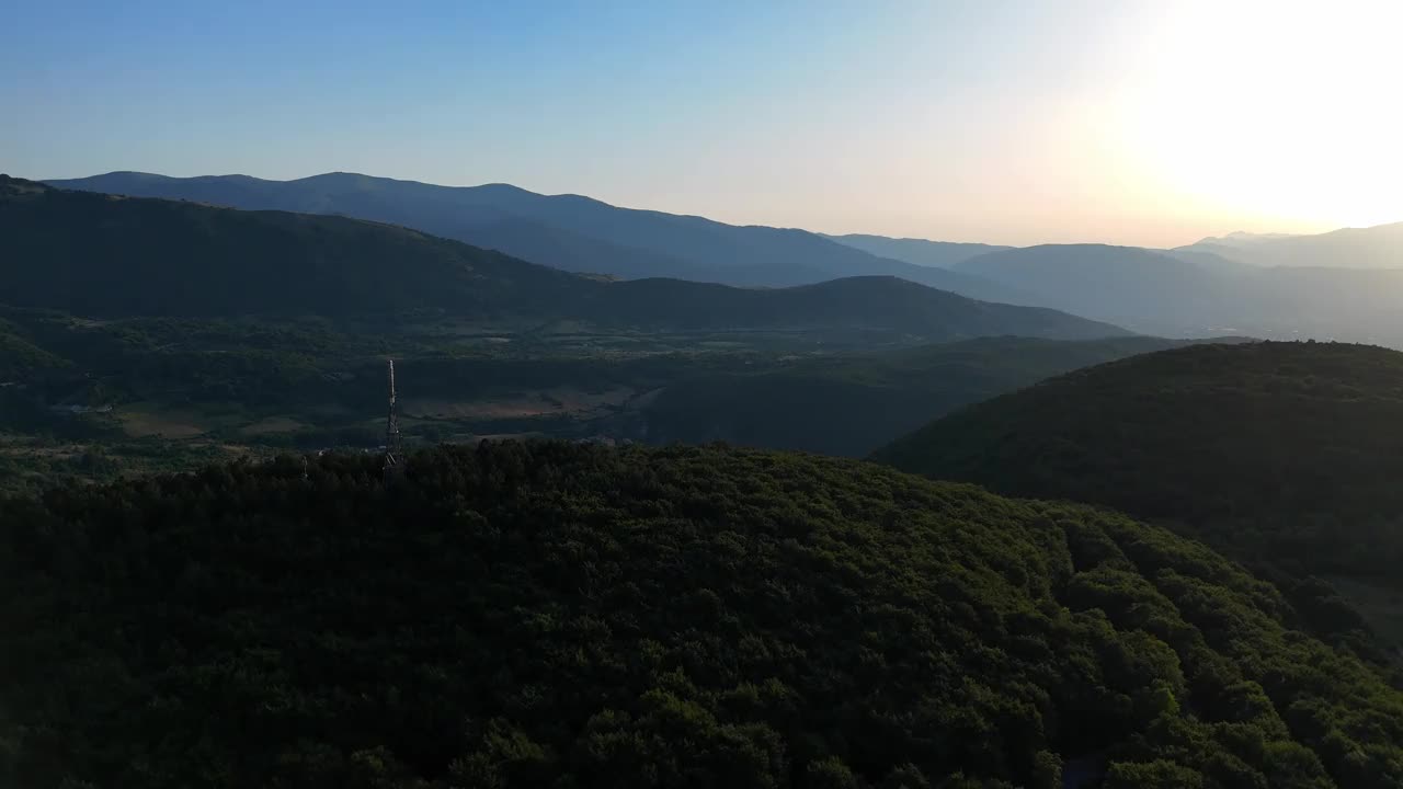 黄昏黄金时刻天空下令人惊叹的山景全景视频素材