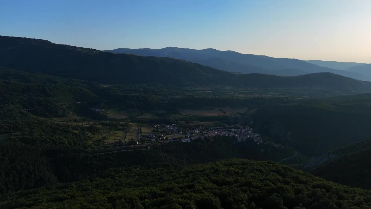 黄昏黄金时刻天空下令人惊叹的山景全景视频下载