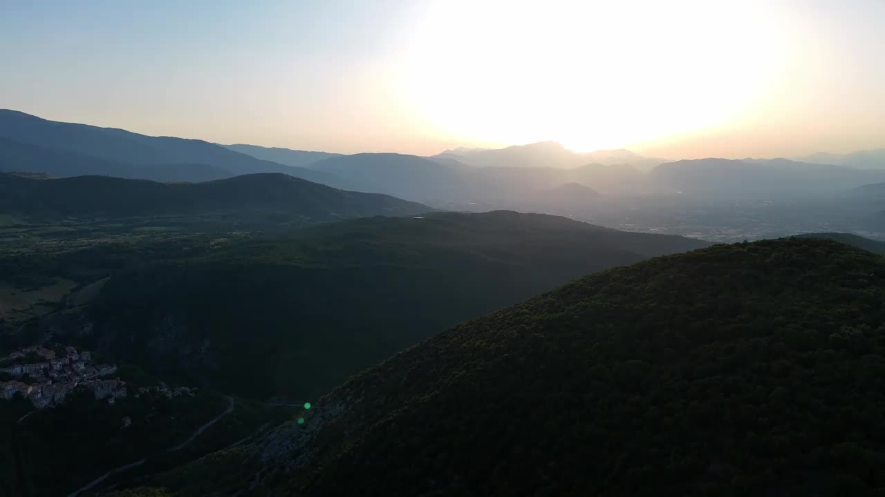 黄昏黄金时刻天空下令人惊叹的山景全景视频下载